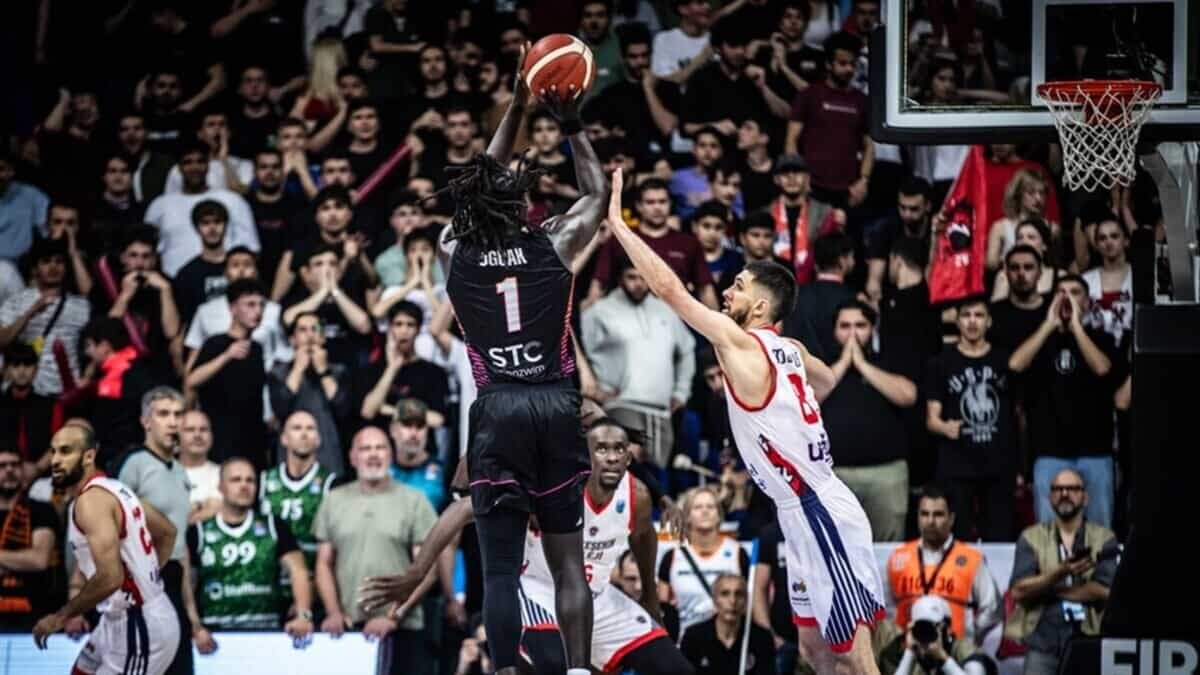 Uguak, jugador de baloncesto de Chemnitz, campeón de la FIBA Europe Cup