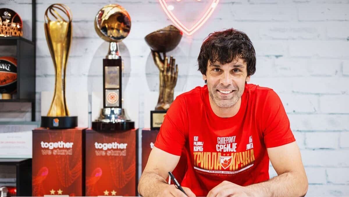 Milos Teodosic, con trofeos, renueva con Estrella Roja de baloncesto