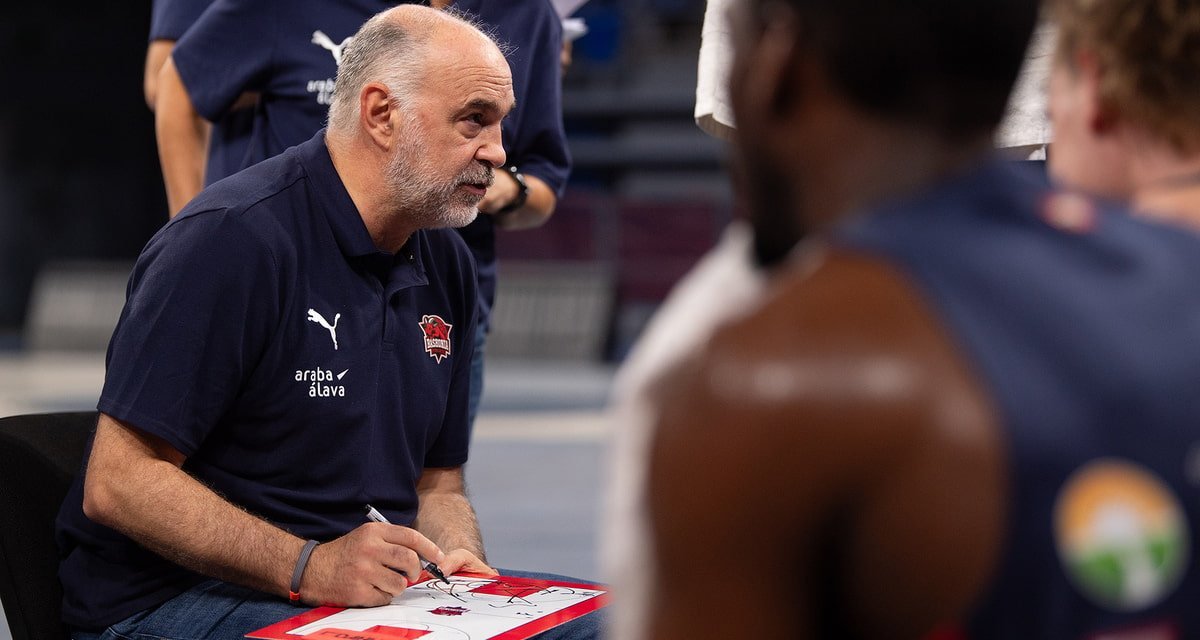 Pablo Laso en un partido de pretemporada con Baskonia