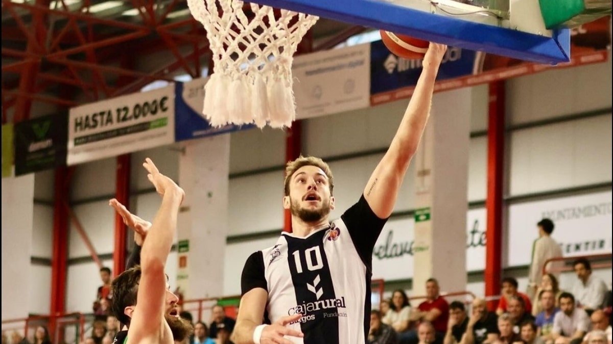Arnau Parrado, jugador de baloncesto de Tizona de Primera FEB