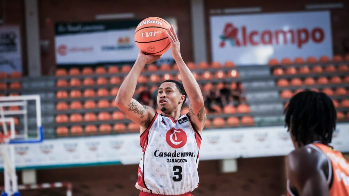 AJ Slaughter en una de las acciones del partido.