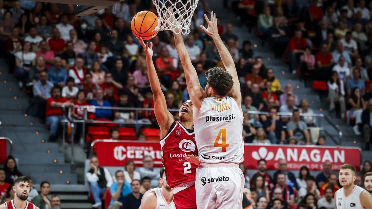Bell-Haynes y Rafa Villar, jugadores de baloncesto de Casademont Zaragoza y Hiopos Lleida, respectivamente, Liga Endesa