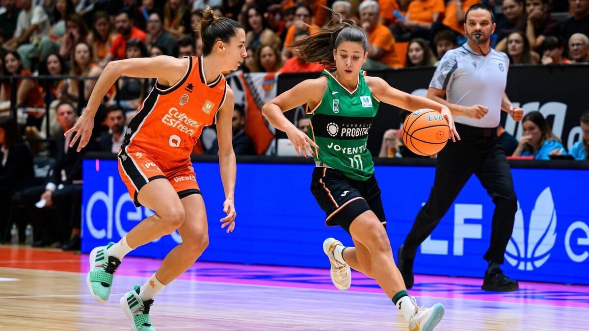 Queralt casas y Ines santibáñez en el duelo Valencia basket joventut Badalona de LF Endesa