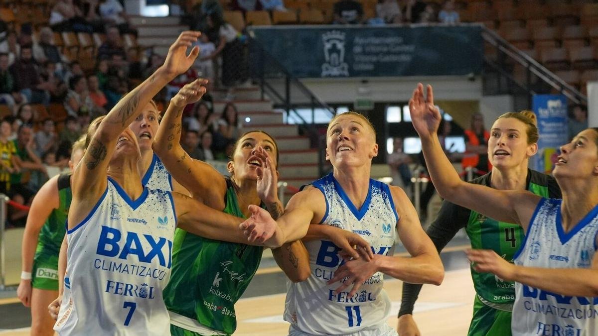 ARASKI Y BAXI DISPUTAN BALON EN MENDIZORROTZA