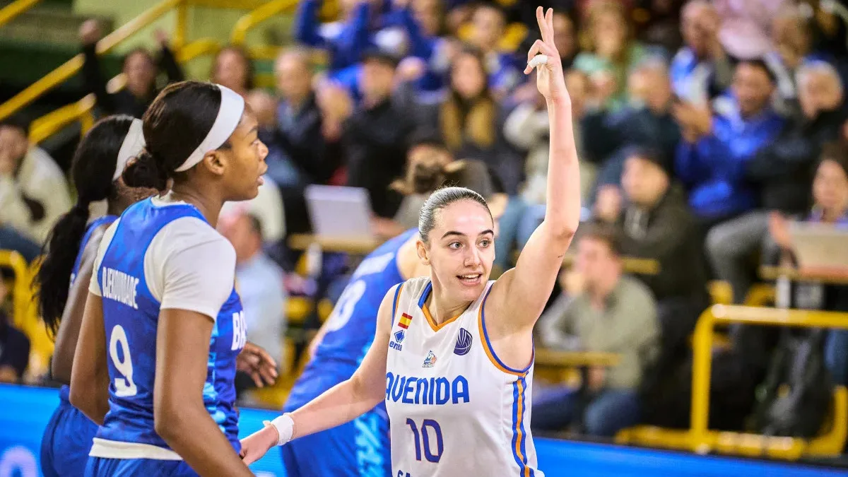Iyana Martín, celebrando un triple