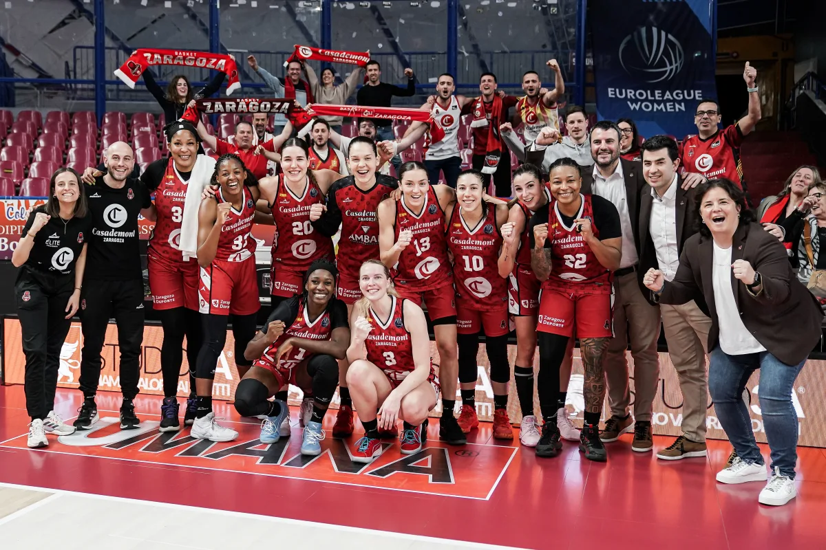 Foto con los aficionados desplazados a Venezia @EuroleagueWomen