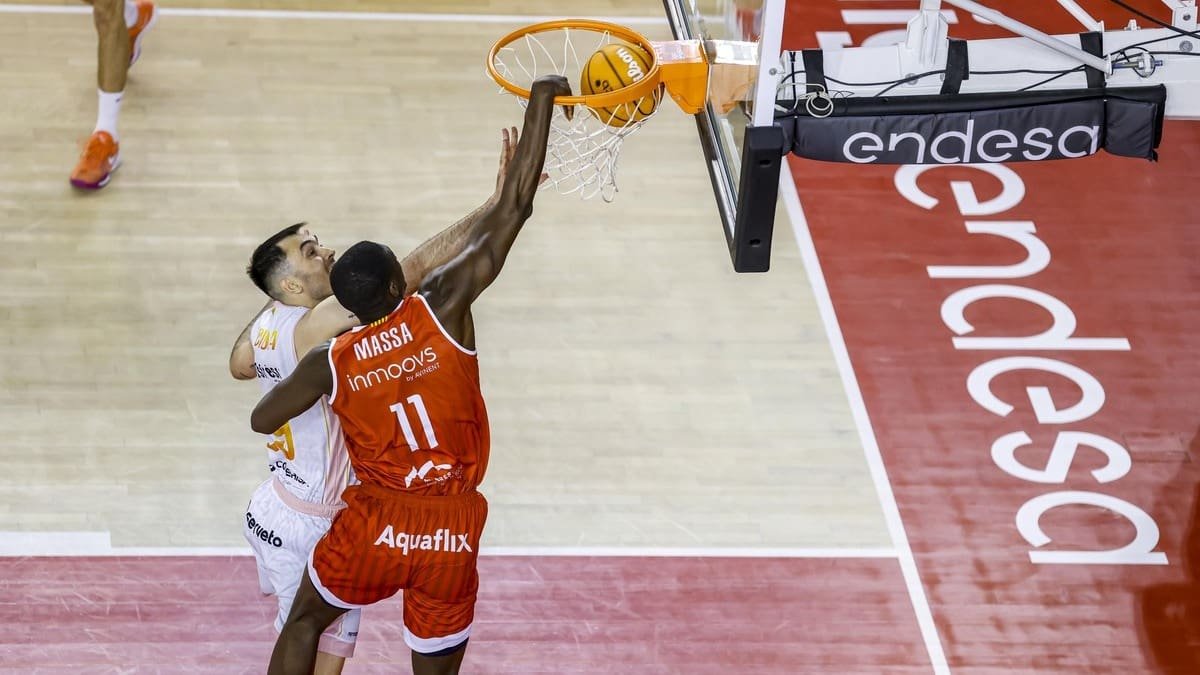 Bodian Massa, jugador de baloncesto de BAXI Manresa, Liga Endesa