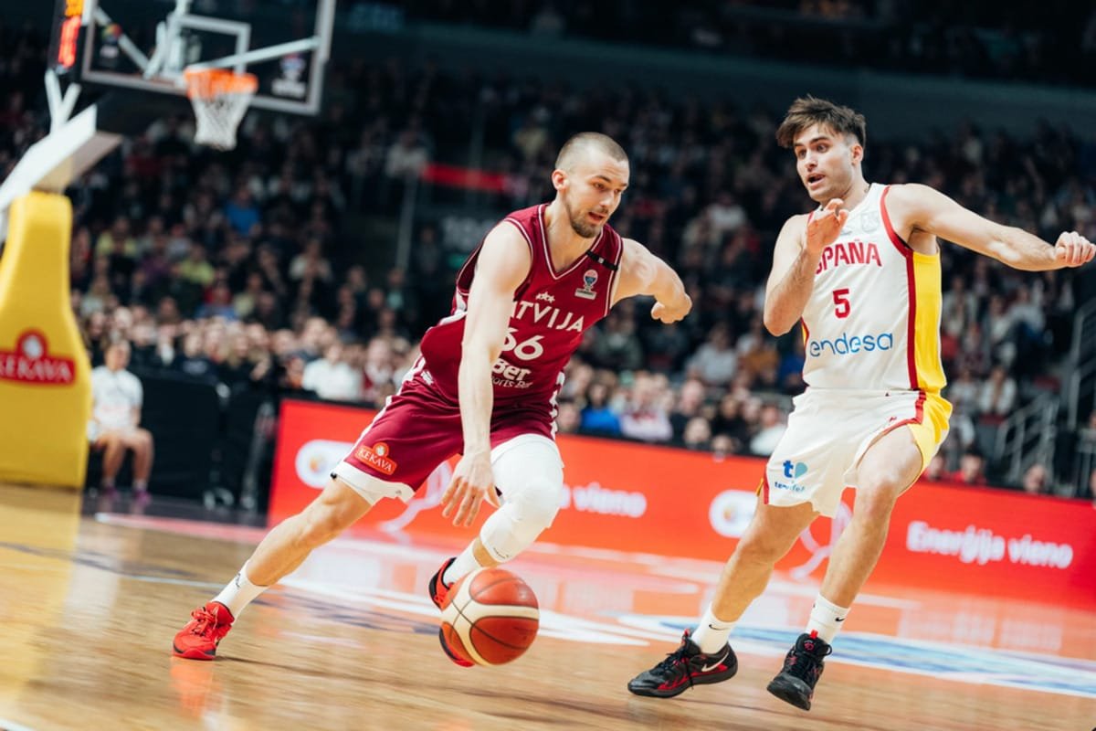 Kristers Zoriks jugando a baloncesto con la seleccion Letona en las ventanas del Eurobasket