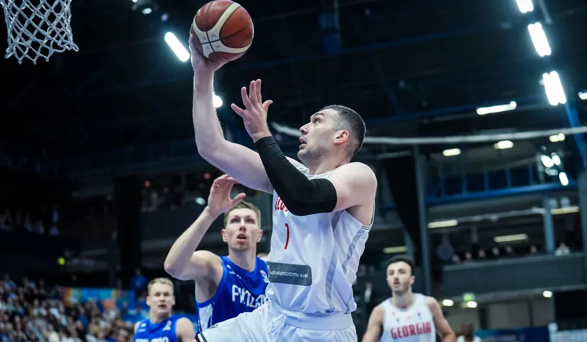 Granada ata al experimentado interior Beqa Burjanadze