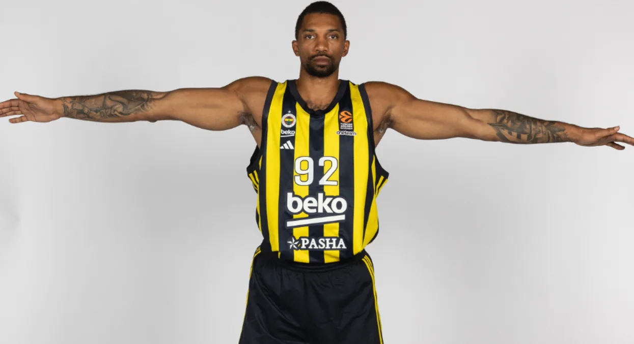 Fenerbahçe Beko renueva al interior canadiense Khem Birch