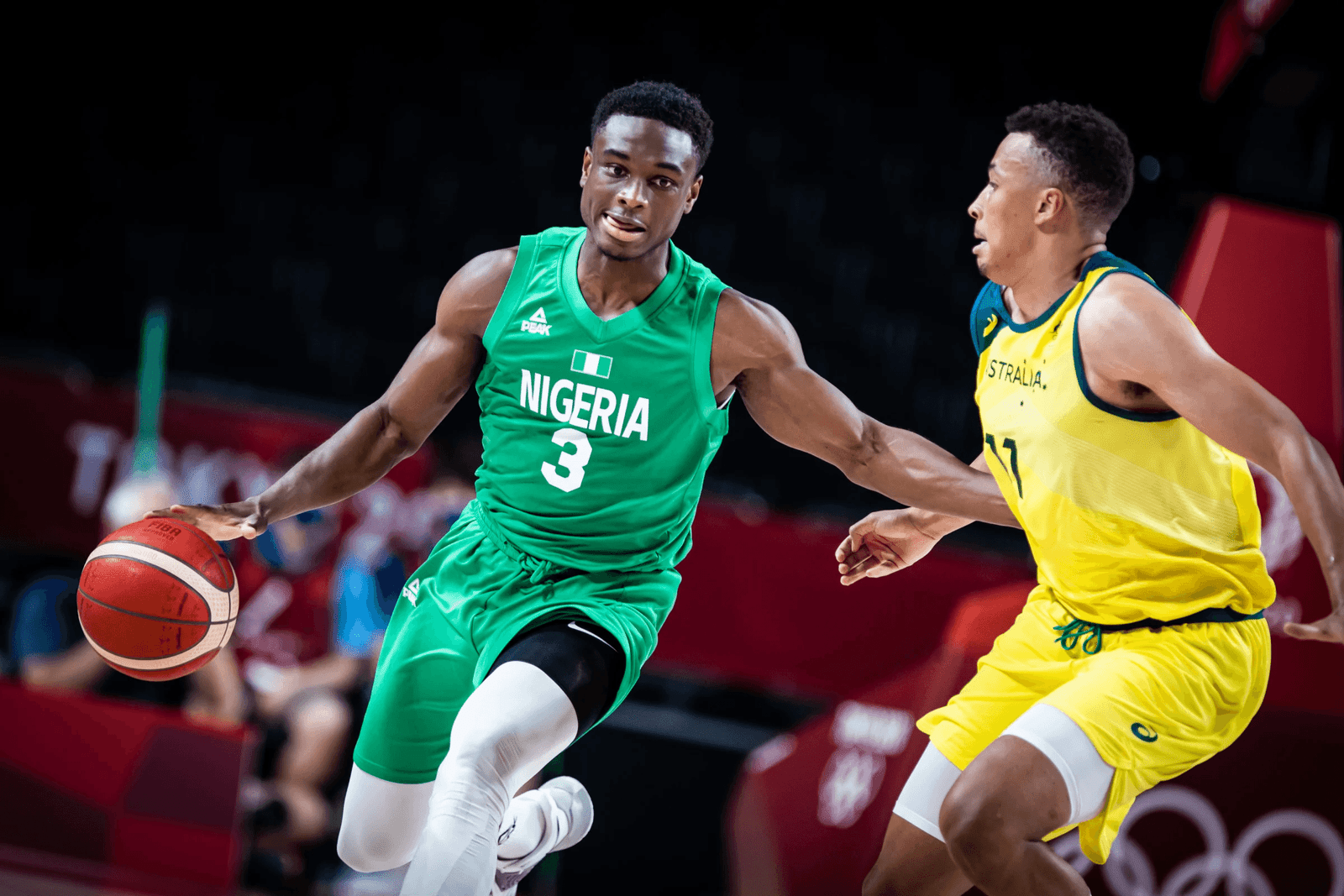 Caleb Agada jugando a baloncesto con Nigeria en los JJOO