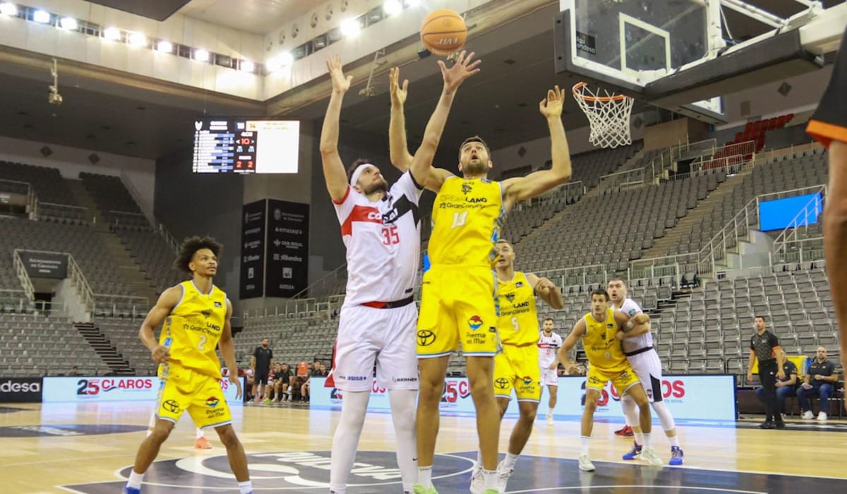 Zach Hankins pelea por por el rebote (FERMÍN RODRÍGUEZ/COVIRÁN GRANADA)