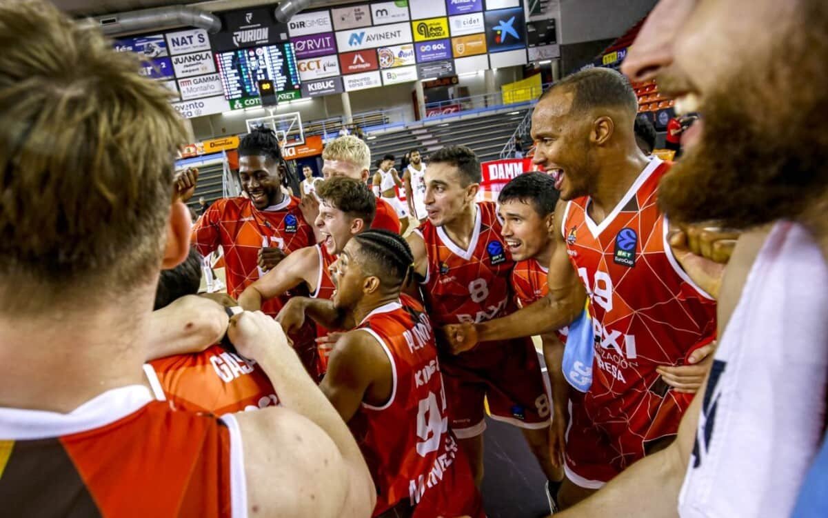 Triunfo en silencio de BAXI Manresa guiado por Plummer (101-94)