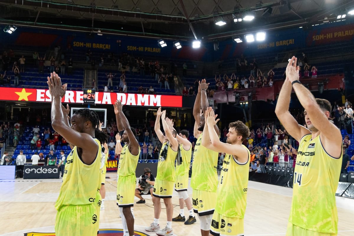 jugadores del hiopos lleida celebrando en el palau