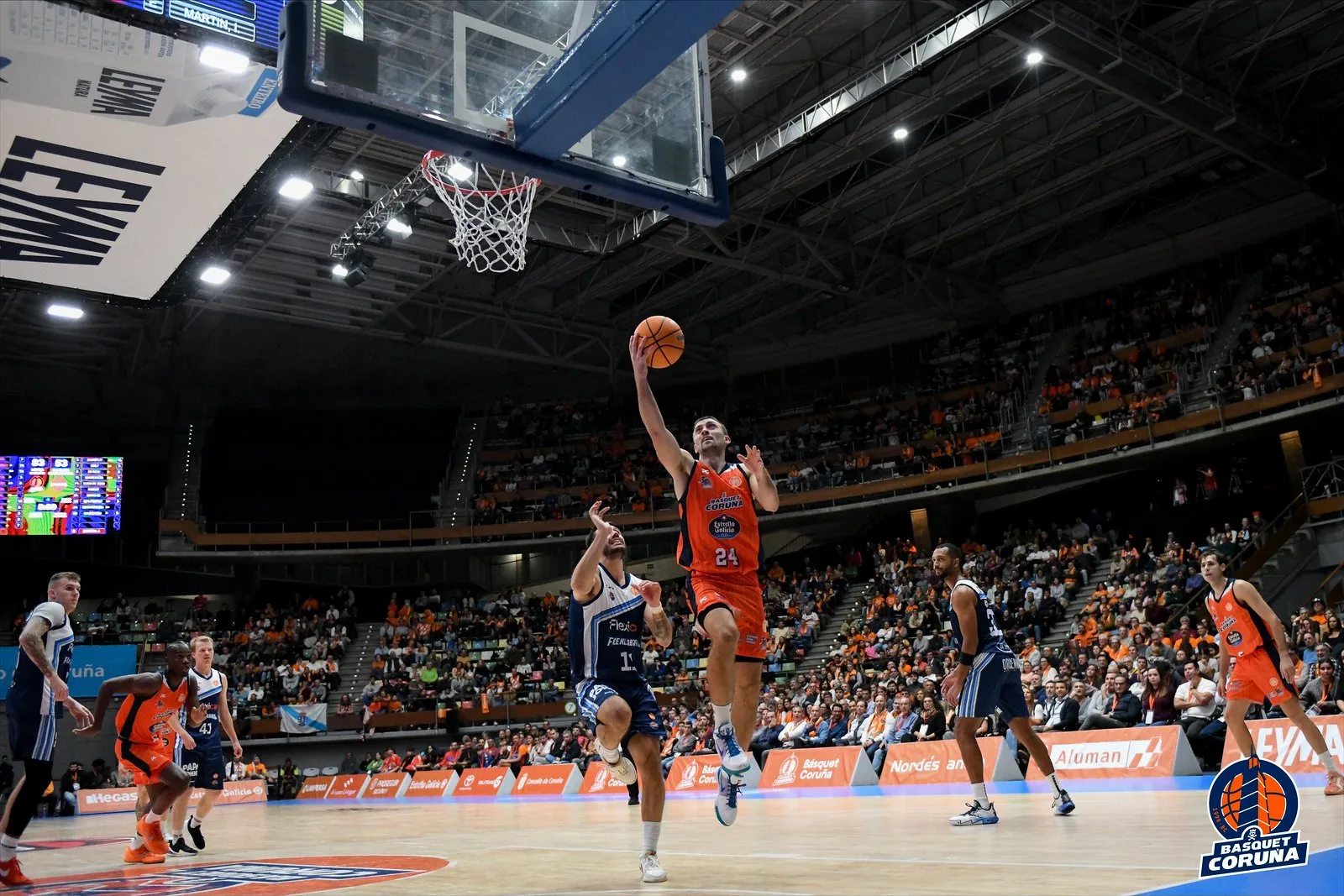 Leyma Coruña es el único invicto (101-75)