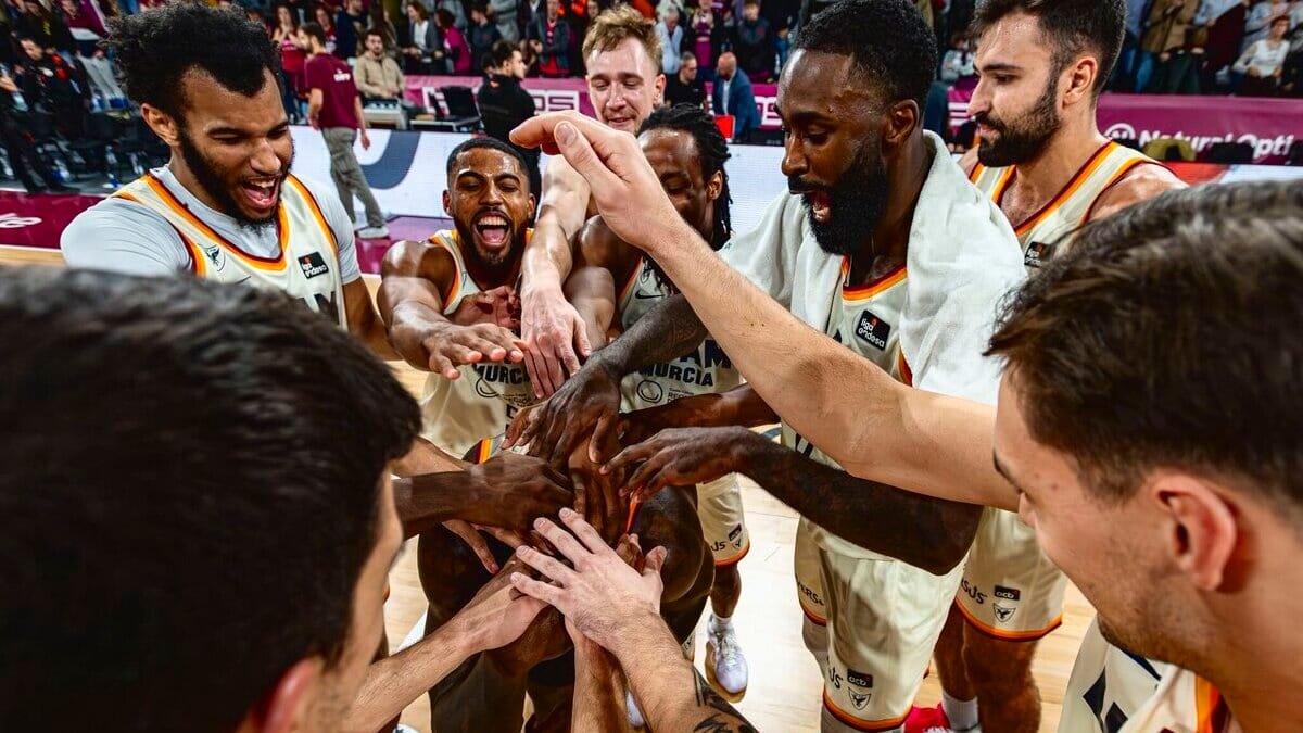 Un UCAM Murcia de récord asalta el Barris Nord (71-107)