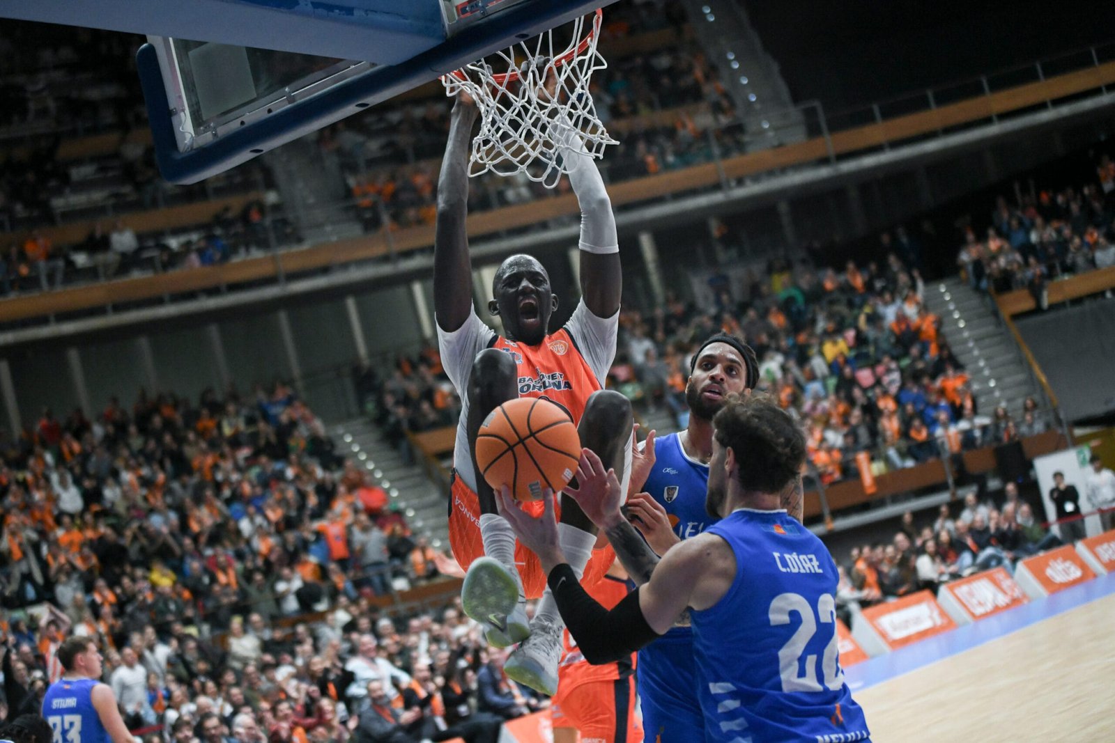 Leyma Coruña sigue afianzando su liderato (101-89)