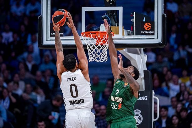 Solo 2 triples anotados valen un triunfo centenario (100-99)