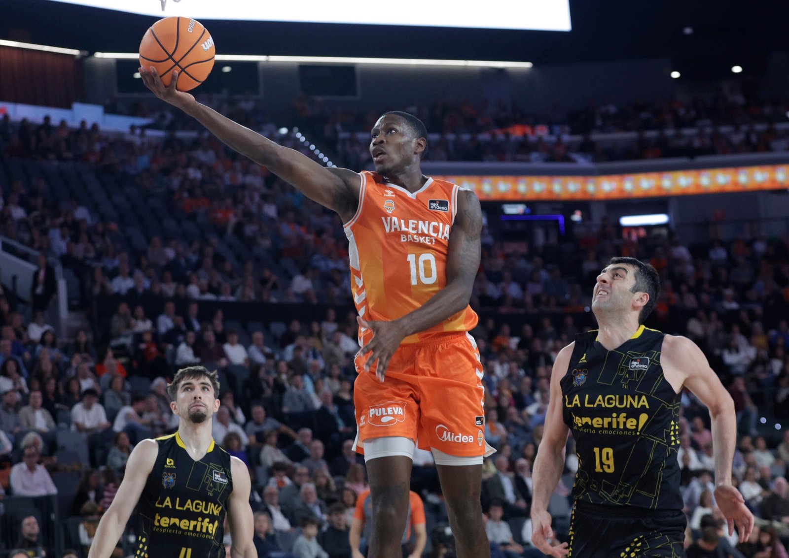 Omari Moore obtiene el pasaporte de Macedonia del Norte