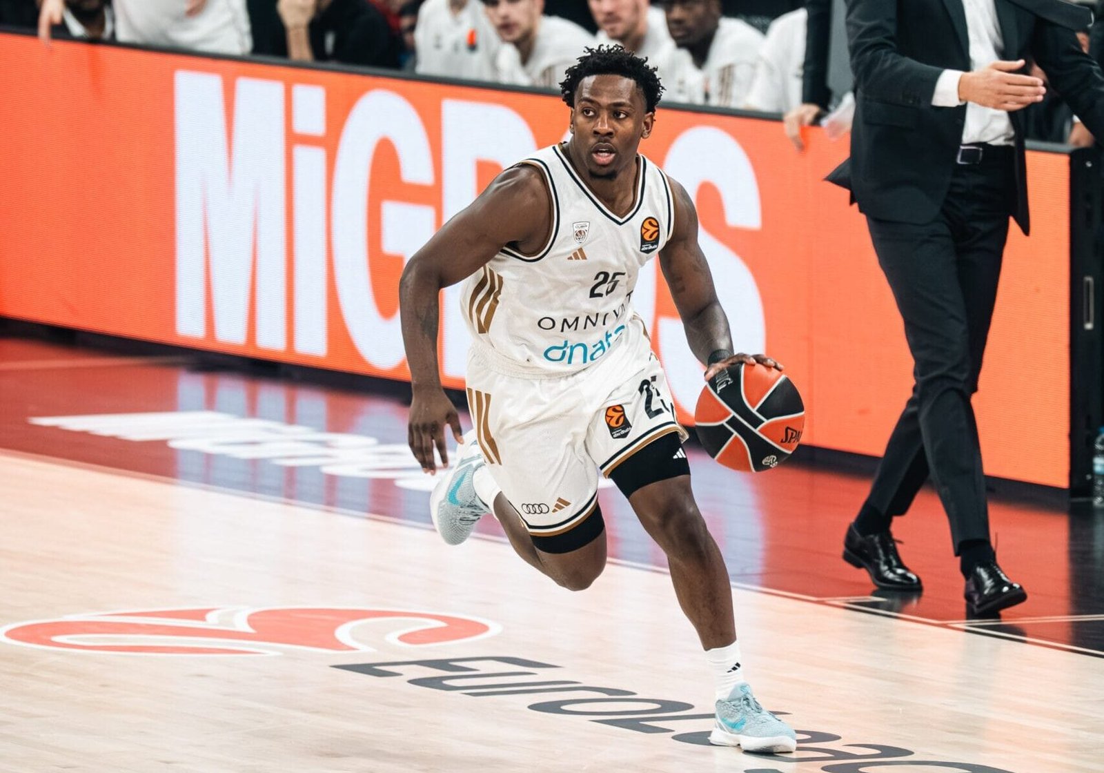 Dubai BC remonta para sorprender a Anadolu Efes (76-80)