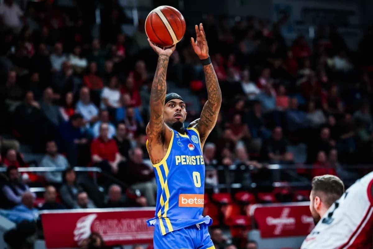 Peristeri muestra la rasmia a un Casademont sin alma (80-92)