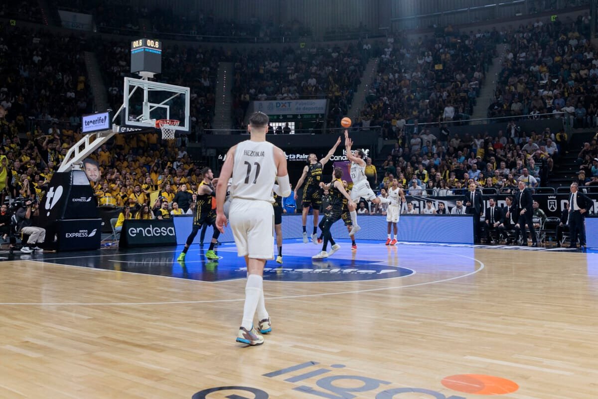 Sergio Llull es eterno y da el triunfo al Real Madrid (70-71)