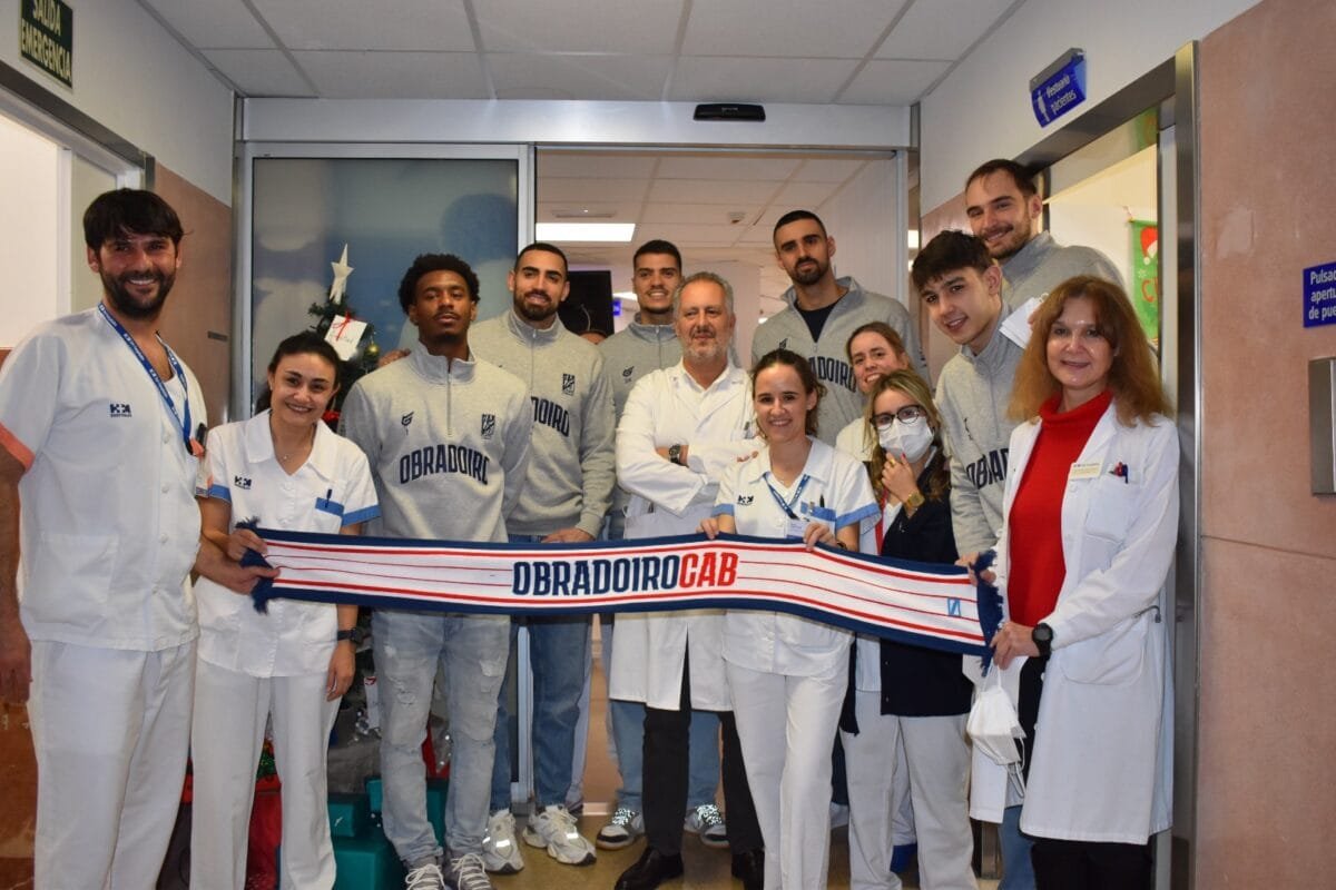 Jugadores del Monbus Obradoiro visitan la Unidad de Diálisis de HM La Esperanza