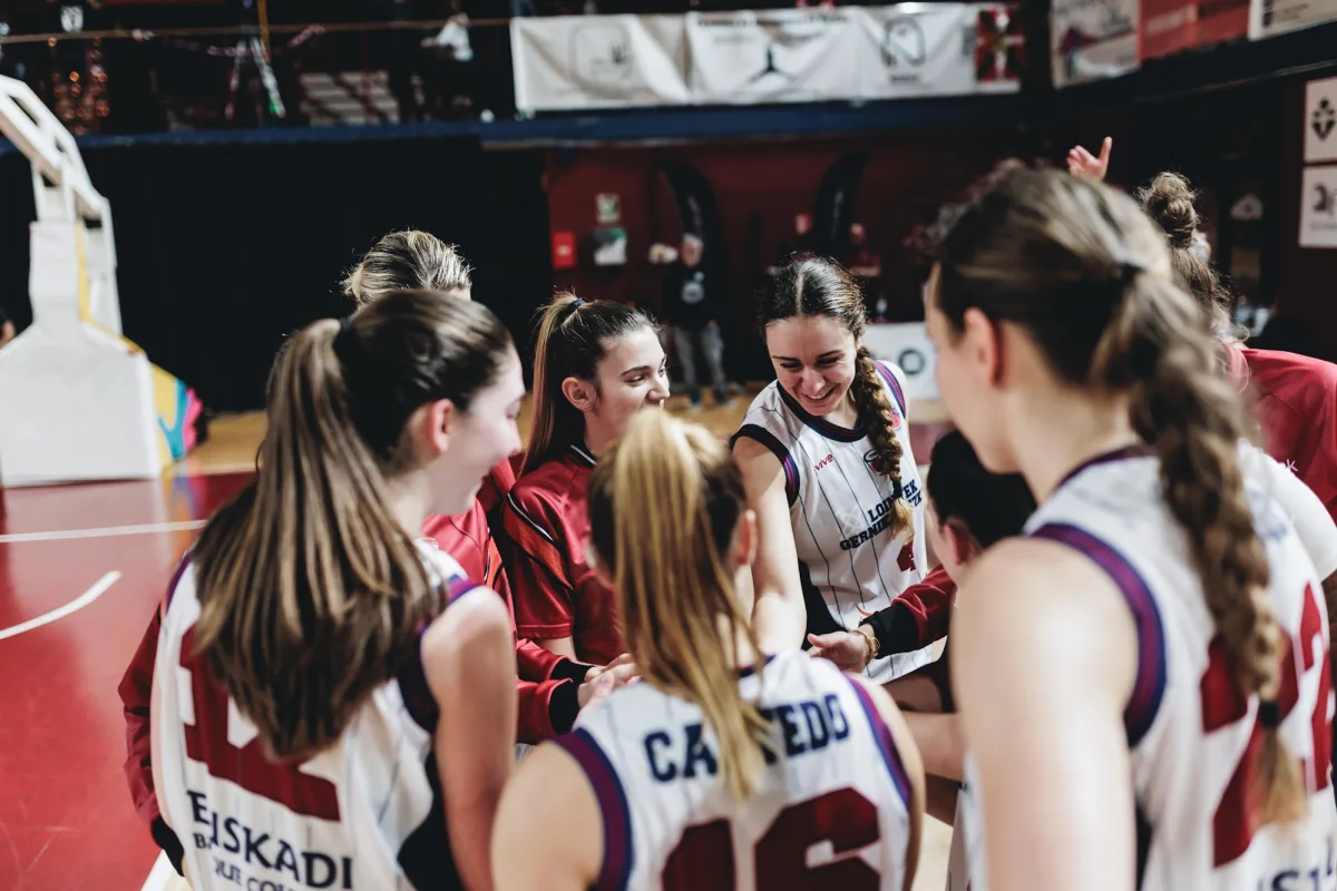 Lointek Gernika Bizkaia brilla en defensa y se lleva un buen colchón a Hungría (62-43)