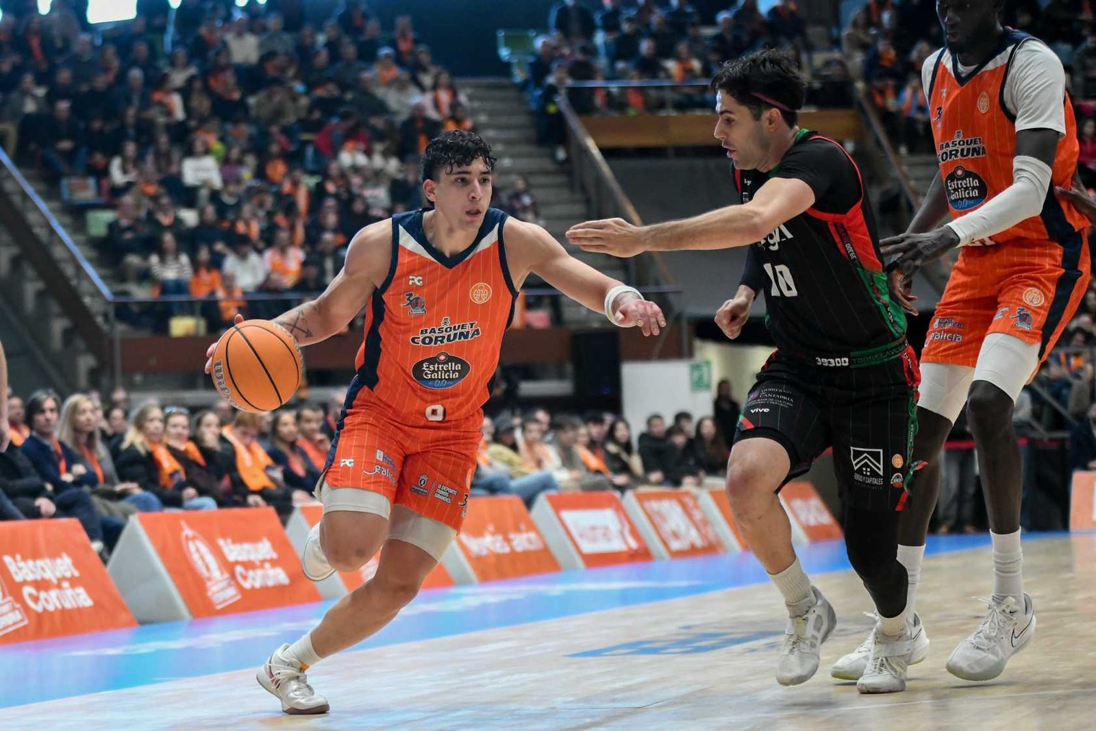 Leyma Coruña brilla en casa (102-67)