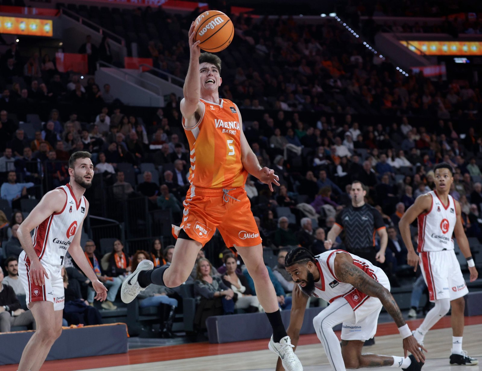 Valencia Basket vuelve a la senda de la victoria tras aplastar al Casademont Zaragoza (115-73)