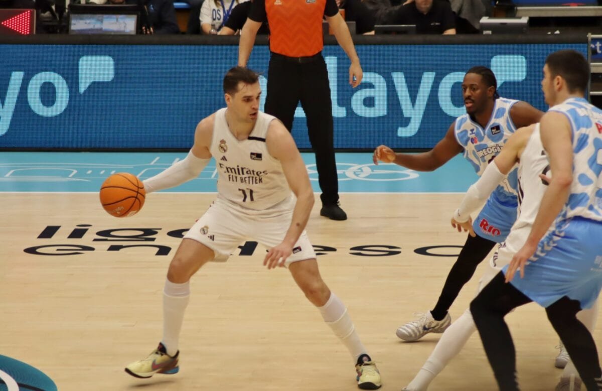 Galería – El Real Madrid consolida su liderato ganando a Río Breogán