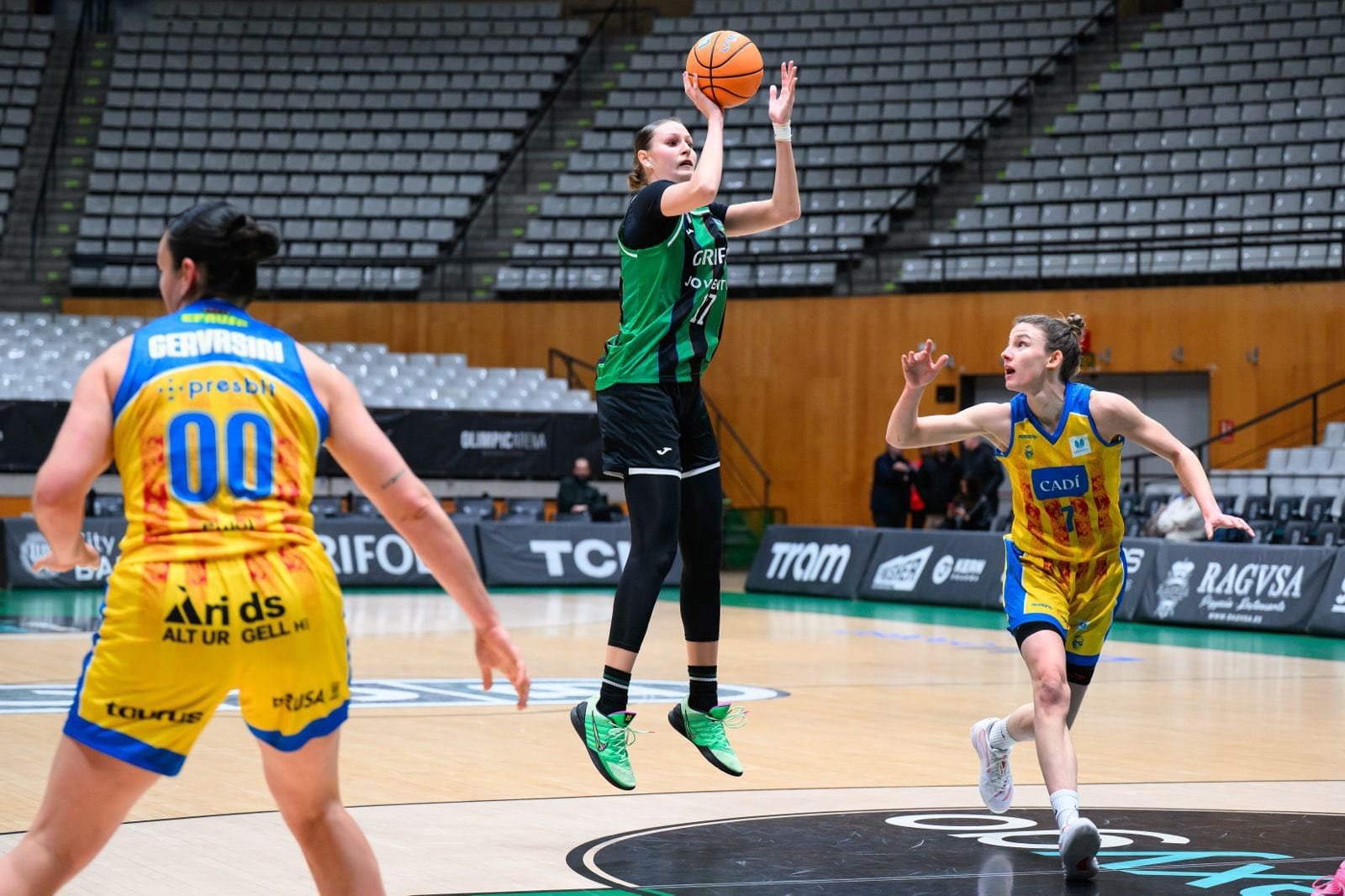 La Penya rompe su mala racha y se lleva el derbi catalán (92-83)