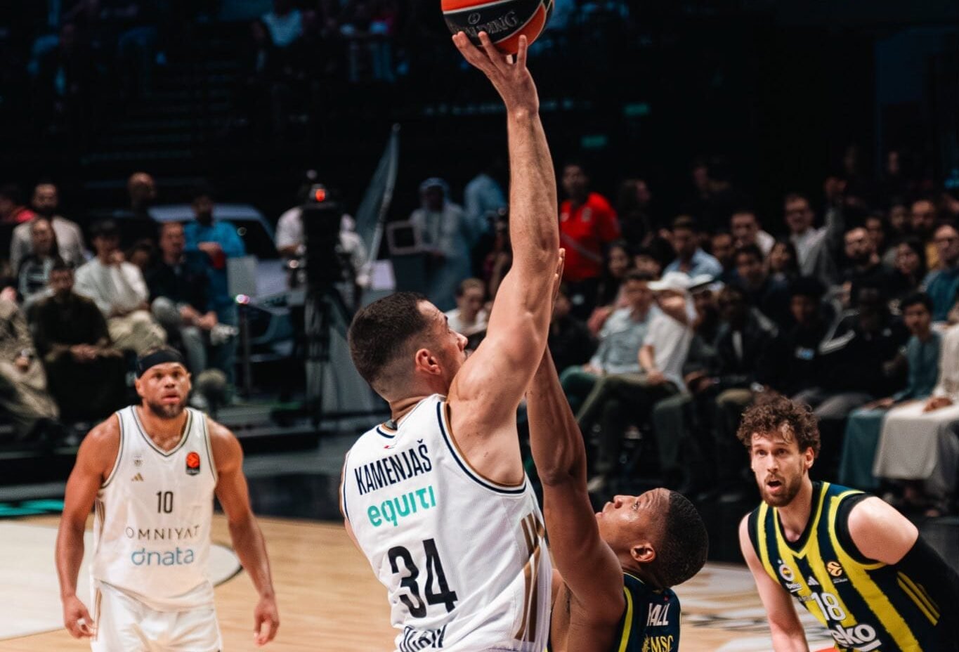 Dubai sorprende al campeón Fenerbahçe Beko (92-81)