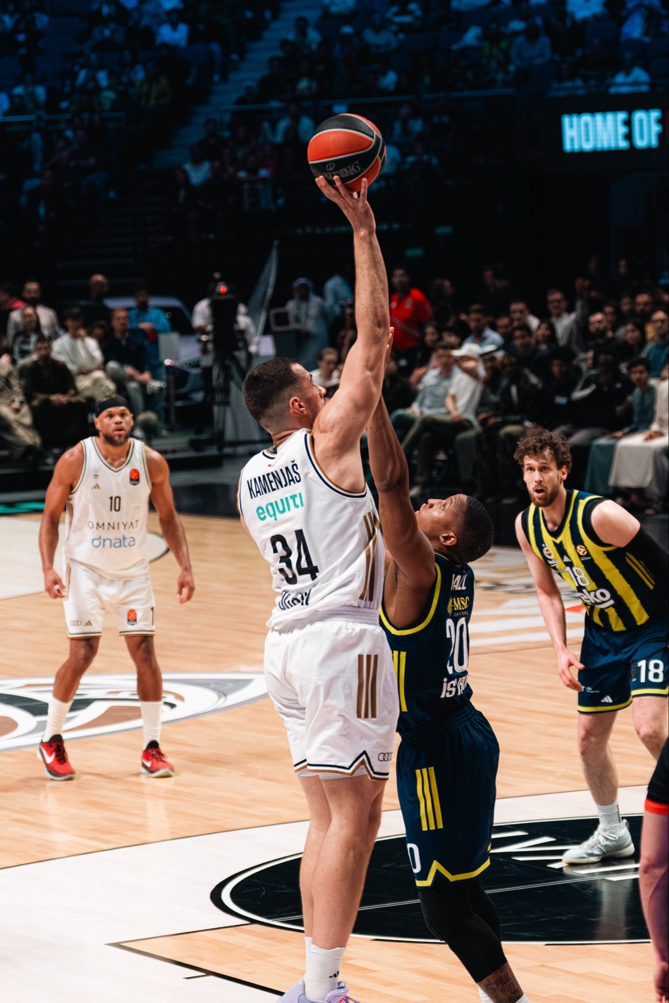 Dubai sorprende al campeón Fenerbahçe Beko (92-81)