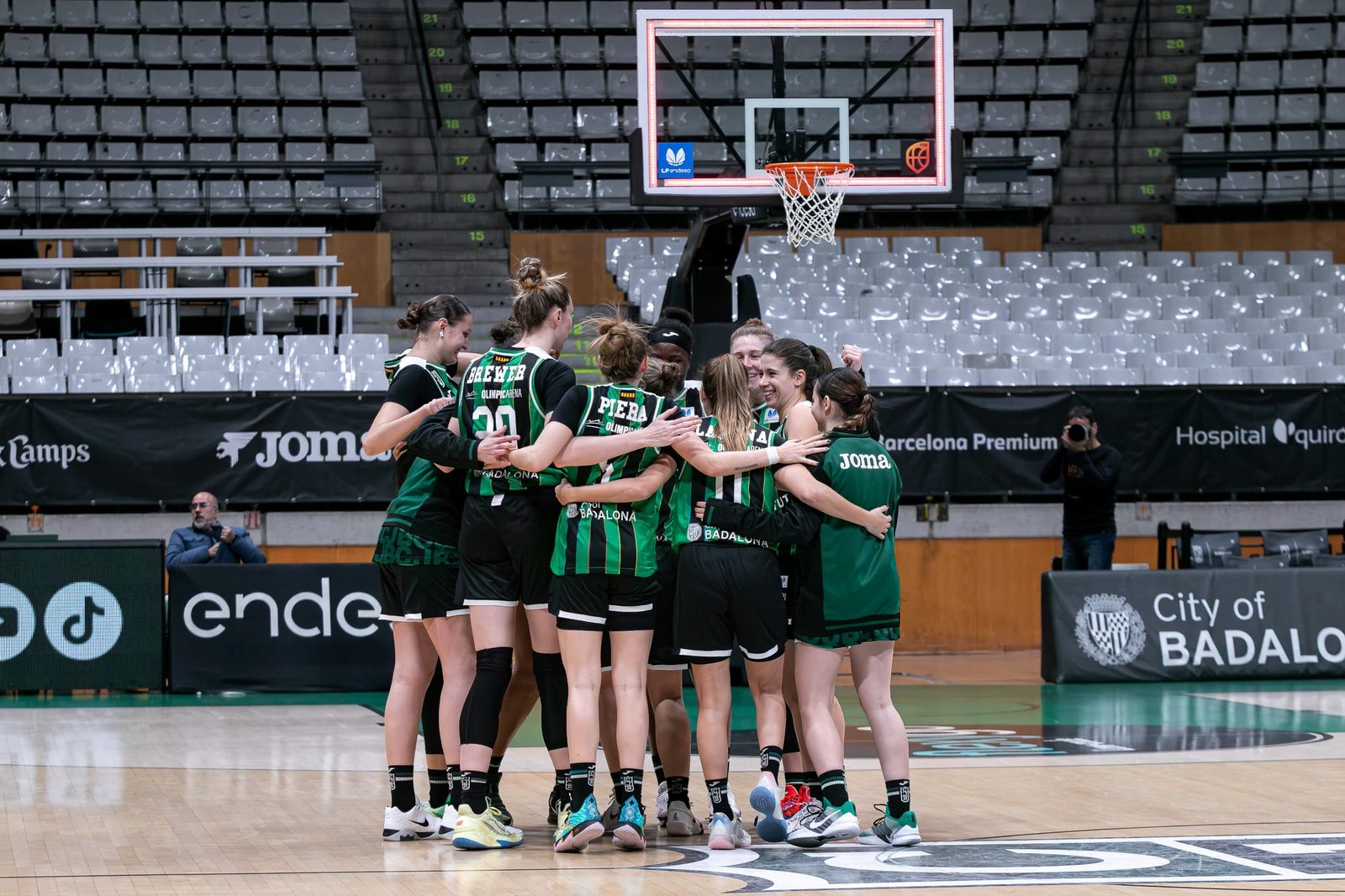 Galería – La Penya recupera la senda de la victoria en el Olímpic