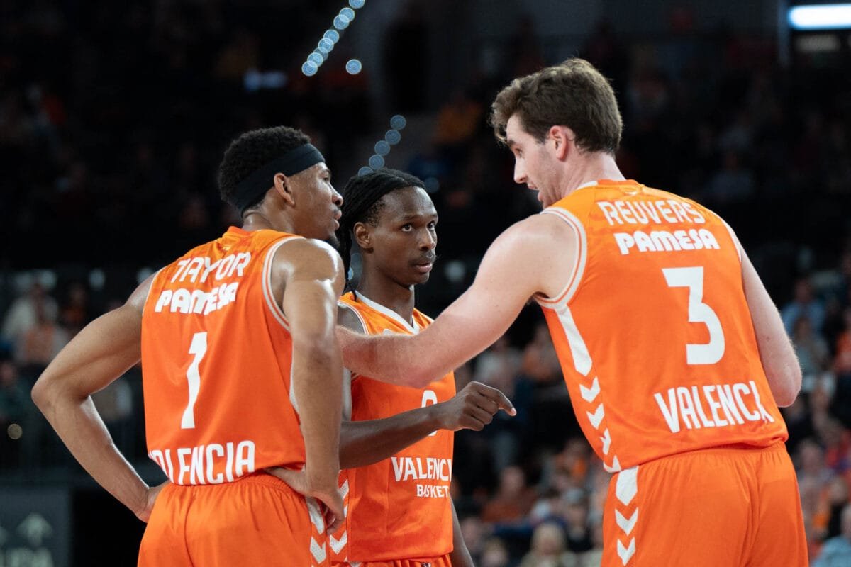 Galería – El público del Roig Arena impulsa a Valencia Basket