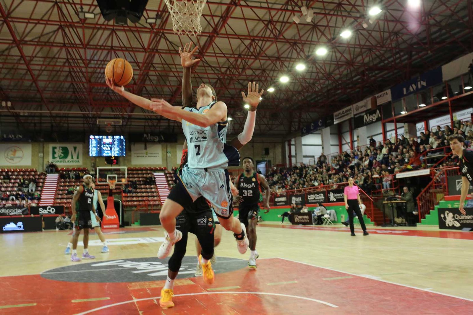 Alimerka Oviedo remonta y contiene la exhibición de Jiahao Yu (79-87)