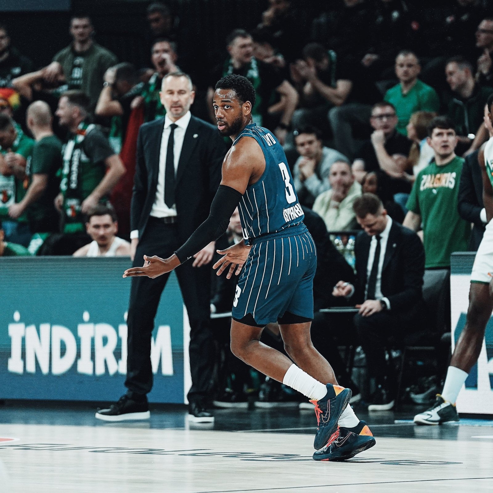 Anadolu Efes remonta en 3 minutos ante Zalgiris (92-82)