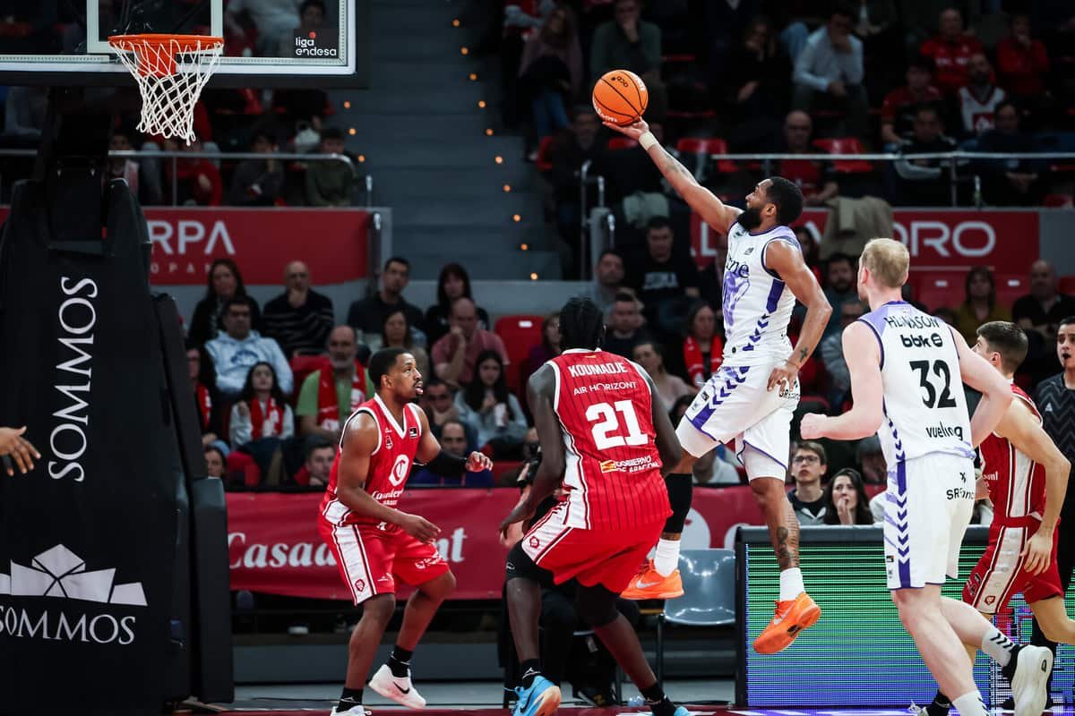 Surne Bilbao da una nueva estocada al proyecto Casademont (82-84)