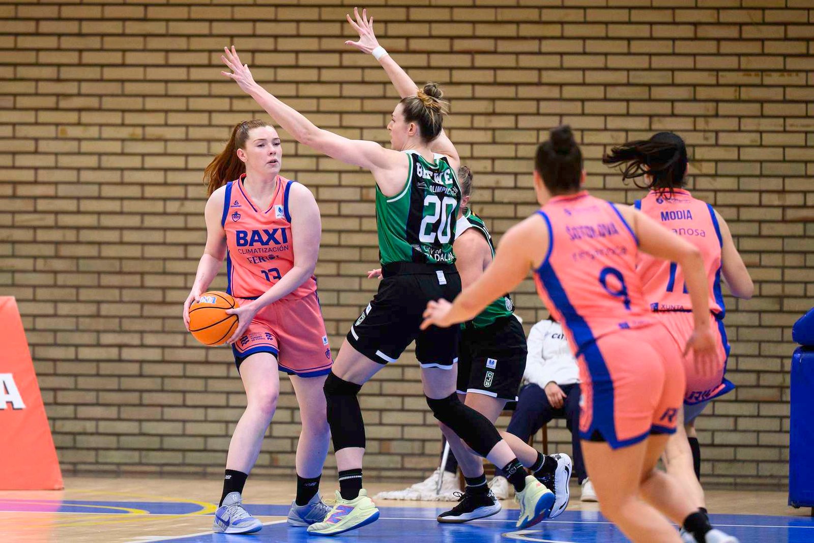 BAXI Ferrol sigue escalando y se lleva el duelo a domicilio (77-80)