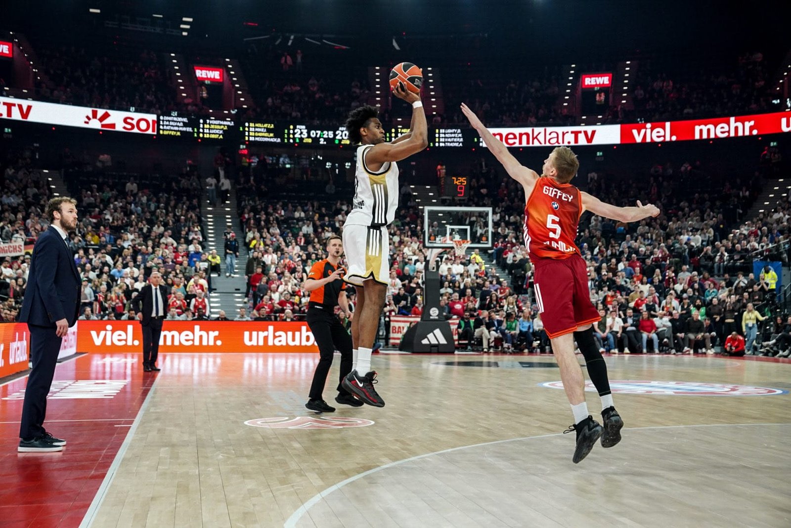 Bayern sentencia en minutos finales ante Asvel (93-83)