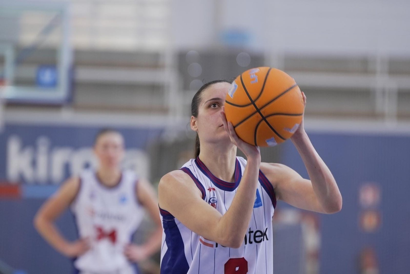 Lointek Gernika Bizkaia con pie y medio en la salvación con un derbi agónico (72-73)