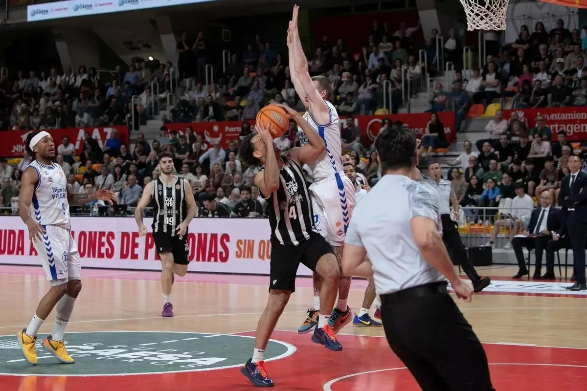 Palencia sigue compitiendo con su acierto exterior (72-82).