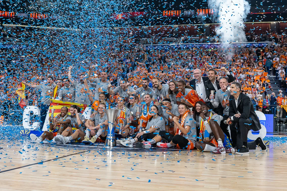 El Roig Arena celebra el título de Valencia Basket