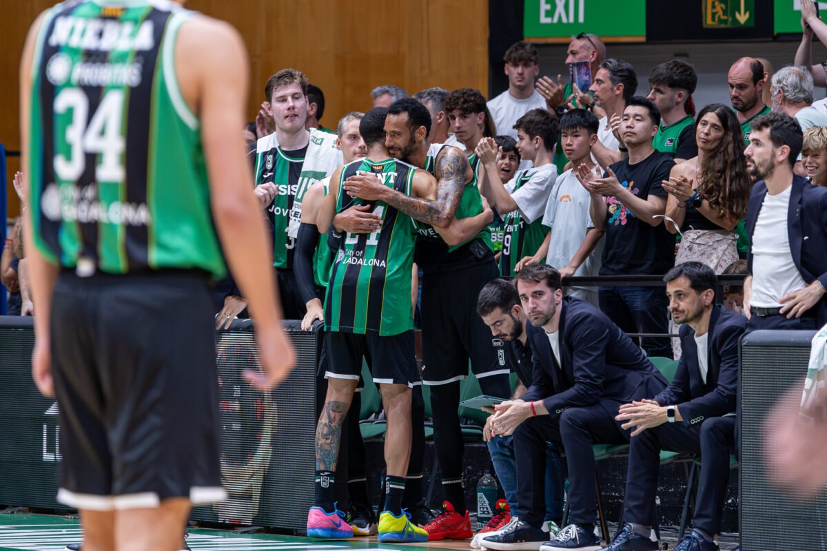 Galería – Se despide la Penya dando la cara ante el potente Valencia Basket