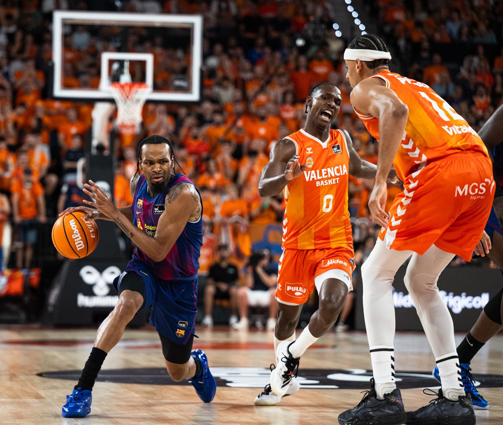 El Barça gana en el Roig Arena y roba el factor pista en la final