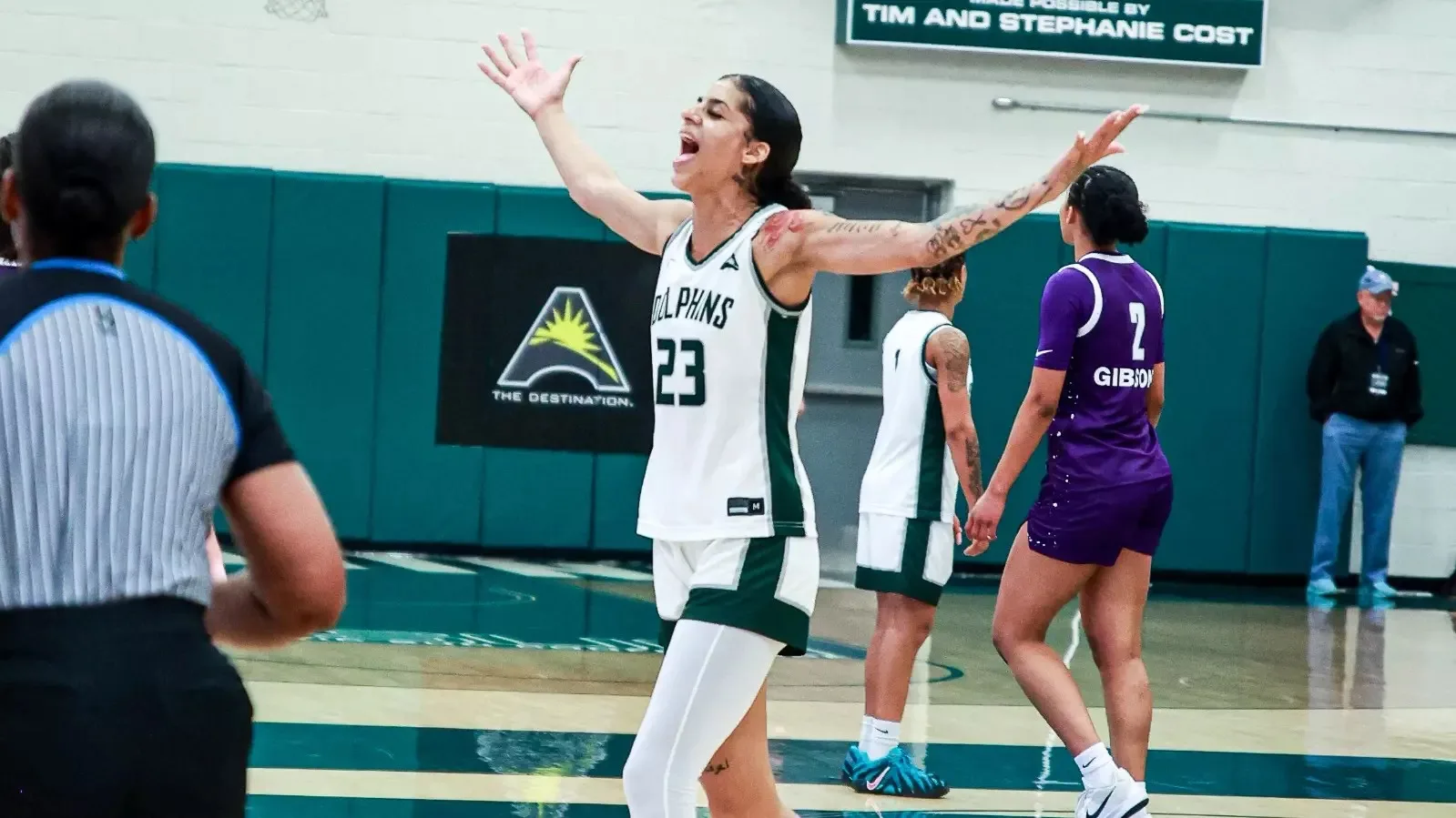 Durán Maquinaria Ensino ficha a Priscilla Williams