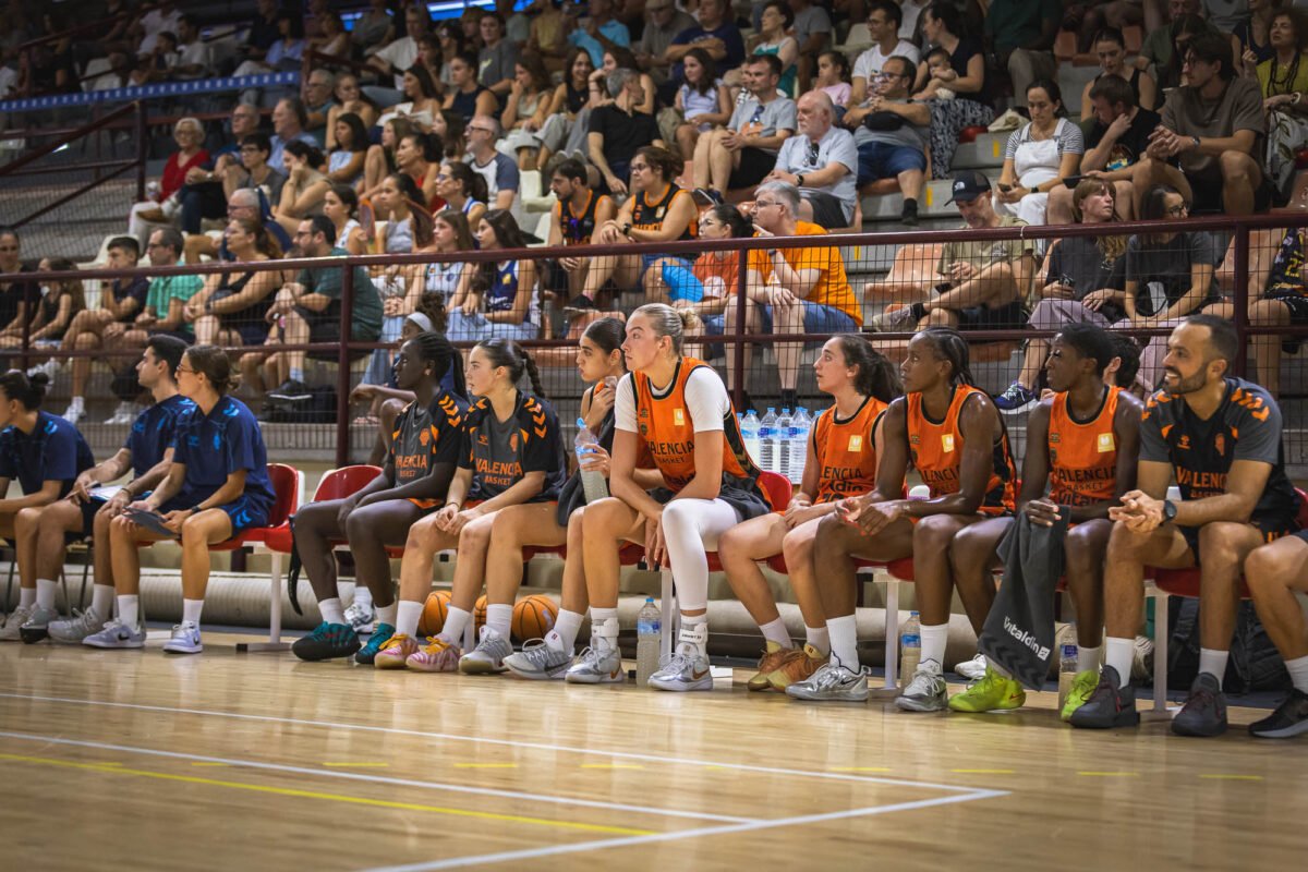 Galería – El nuevo Valencia Basket arranca tirando de cantera