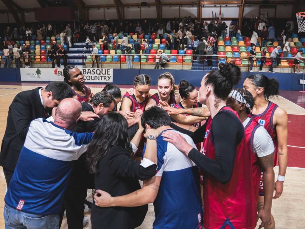 El Inversus Gernika Bizkaia logra la victoria arropado de su marea granate
